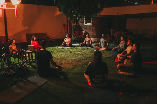 Descubra as chaves para montar um guarda-roupa c°psula pr°tico e eficiente